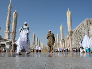 يجب تخفيف الملابس قدر الإمكان أثناء الحج