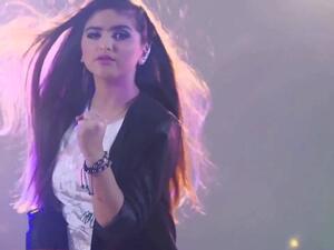 Is Hala dressed inappropriately for her age? (i.ytimg.com)