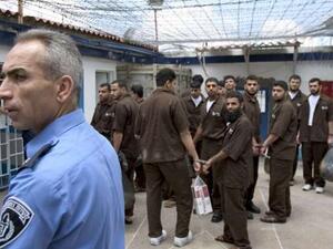 تعتقل إسرائيل 1200 فلسطيني في سجن عوفر، غربي رام الله، وسط الضفة الغربية