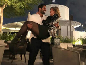 Ahmed Falawkas carried his wife in a classic newlywed style (Source: hanashiha - Instagram)