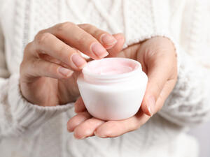 في فصل الشتاء تتعرض اليدين للجفاف والخشونة

