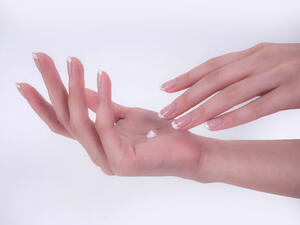 يُعد ترطيب اليد من أهم عوامل الحفاظ على شبابها ونضارتها
