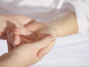 طبيب البوابة: زيت الزيتون وملح البحر لعلاج أوجاع المفاصل