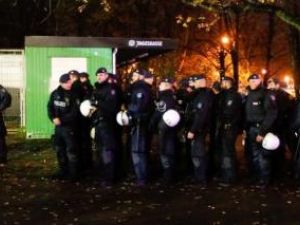 عناصر من قوات الشرطة الألمانية خارج ملعب في هانوفر
