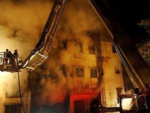 10 قتلى على الأقل بحريق داخل مصنع في بنغلادش