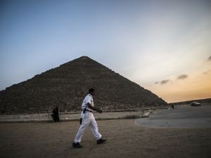 A policeman walks past the Great Pyramid at Giza (AFP/File Photo)	