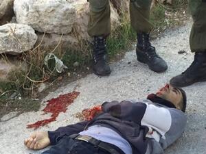 الشهيد ملقى على الارض بعد اطلاق الجنود الاسرائيليين النار عليه