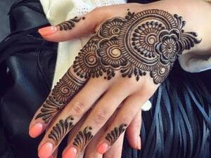 تعتمد العروس الإماراتية نقوش الحناء المختلفة كنوع من الزينة البسيطة 