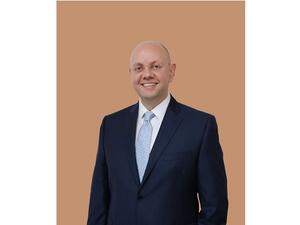 د. عمّار صفر، استشاري جراحة الشبكية والجسم الزجاجي و المدير الطبي لمستشفيات مورفيلدز للعيون في دولة الإمارات