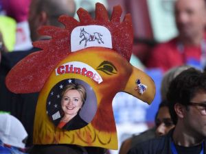 أصبحت كلينتون حاملة راية الحزب ضد المرشح الجمهوري دونالد ترامب 