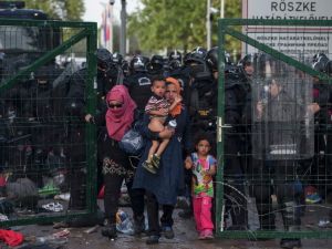 اللاجئون وجيش الاحتياط الهنغاري وجها لوجه