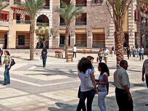 تعد الجامعة الأمريكية بالقاهرة أول جامعة في المنطقة تتعاون مع معهد ماساتشوستس للتكنولوجيا.