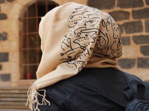 طالبة إسبانية مسلمة تكسب معركة "الحجاب"
