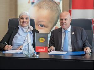 وقع الإتفاقية في مركز الحسين للسرطان ستيفان بيشلر المدير العام للملكية الأردنية و نسرين قطامش مدير عام مؤسسة الحسين للسرطان.