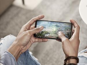 المزايا الترفيهية التي توفرها مرونة الهاتف المتحرك عادةً ما تأتي مع مستوى أقل فيما يتعلق بجودة تجربة المشاهدة أثناء تنقلك مقارنة مع تجربة المشاهدة في المنزل عبر أجهزة التلفاز. 