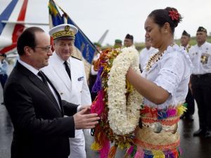 يبحث هولاند أثناء زيارته مسألة التعويض لضحايا 193 تجربة نووية أجرتها فرنسا بين 1966 و1996 في الجزر المرجانية بموروروا وفانغاتوفا