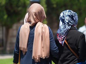 إفطار المسلمين في هولندا يثير استياء رواد موقع التواصل الاجتماعي..شاهد