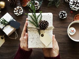 As people head out of town, things are slowing down in many workplaces. Here's how to showcase your best self during this holiday season. (Pixabay)