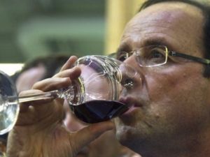 الرئيس الفرنسي فرانسوا هولاند يحتسي كاسا من النبيذ