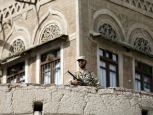 مسلح حوثي يقوم بتأمين منطقة تظاهر فيها حوثيون ضد الغارات الجوية التي تقودها السعودية في العاصمة اليمنية صنعاء
