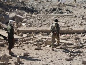 مقاتلان من الحوثيين في منطقة شهدت ضربة جوية للتحالف الذي تقوده السعودية في صنعاء 
