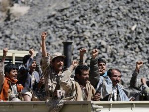 حوثيون داخل شاحنة مكشوفة يجوبون شوارع صنعاء