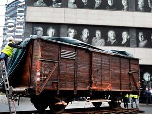  Holocaust onto tracks outside Manhattan’s Museum of Jewish Heritage  (Twitter)