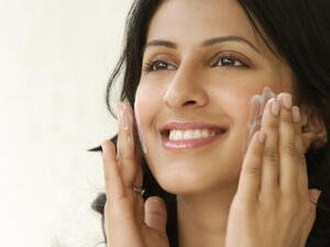 عامل ترطيب طبيعي لبشرتك، ويحافظ عليها من الجفاف والترهل