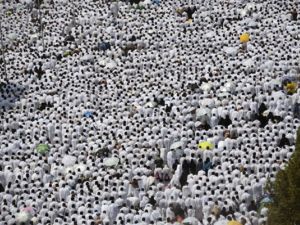حجاج بيت الله الحرام يفيضون من عرفات إلى مزدلفة
