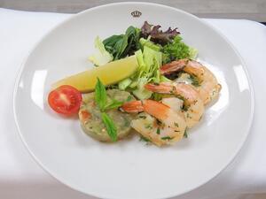 احتوت الوجبات المطورة أنواعاً مختلفة يمكن للمسافر أن يختار منها بين الأطباق العربية أو الغربية؛ مثل سمك السالمون المدخن وأسماك الجمبري والكلاماري.