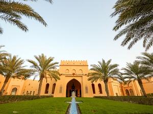 يعتبر فندق تلال ليوا الفندق الأشهر في صحراء الربع الخالي، فهو مستوحى من روعة وجمال الصحراء الأخاذة.