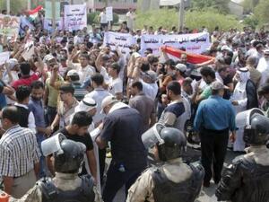 عراقيون يرددون شعارات خلال مظاهرة للاحتجاج على انقطاع الكهرباء في البصرة