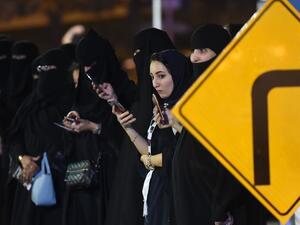 في التطبيق خاصية السماح للولي بمنع أفراد العائلة من السفر والتنقل بحرية