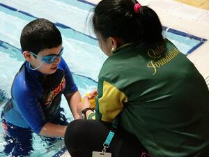 طفل من رابطة قطر لأسر التوحد يشارك في برنامج "ويش" الصيفي الذي عقد في عدة مواقع بالمدينة التعليمية