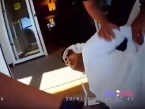  لحظة اعتقال رجل أعمال إماراتي في أمريكا بسبب زيه الخليجي