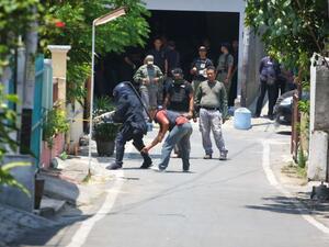 The Indonesian bomb squad responds to a bomb threat in Solo, Indonesia, in 2012. (AFP/File) The Indonesian bomb squad responds to a bomb threat in Solo, Indonesia, in 2012. (AFP/File)