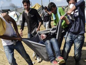 Migrants and refugees carry a man injured during clashes with Macedonian soldiers near their makeshift camp in the northern Greek border village of Idomeni, on April 10, 2016. (AFP/Bulent Kilic) Migrants and refugees carry a man injured during clashes with Macedonian soldiers near their makeshift camp in the northern Greek border village of Idomeni, on April 10, 2016. (AFP/Bulent Kilic)