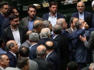 شاهد.. فوضى غير مسبوقة وتبادل لكمات بالبرلمان الإيراني
