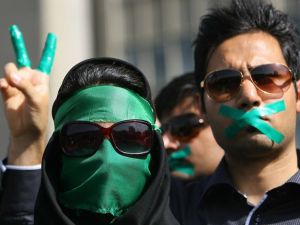 موقف آية الله خامنئي في وقت تسعى إيران إلى الخروج من عزلتها 