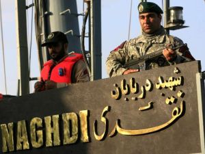 جنود على متن الفرقاطة الايرانية نقدي
