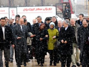 رئيس وكالة الطاقة وزير الخارجية الايراني علي اكبر صالحي يطلع وفد وكالة الطاقة علة منشأة نووية/أ.ف.ب