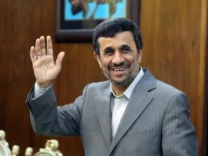 أحمدي نجاد يخوض منذ الشهر جدلا مع المؤسسة الدينية وفصيل المحافظين