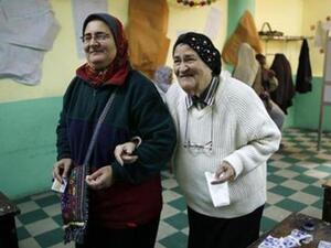 مصريتان تبتسمان بعد مغادرة مركز اقتراع في القاهرة 
