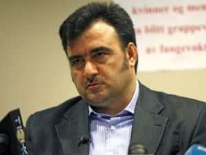 الدلبلوماسي الايراني فرزد فرهنغيان خلال مؤتمر صحافي في اوسلو الثلاثاء
