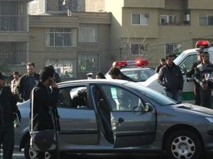 محققون ايرانيون يتفقدون موقع الهجوم على البروفسور مجيد شهريار 