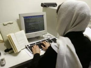 ايرانية تعمل على احد اجهزة الكومبيوتر
