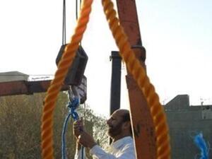مسؤول يحضر حبل المشنقة قبيل تنفيذ حكم اعدام في 2002
