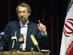 علي لاريجاني رئيس البرلمان الإيراني يلقي كلمة أمام المجلس التشريعي