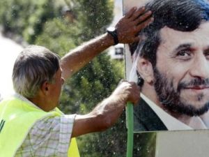 رجل يغسل صورة للرئيس الايراني محمود احمدي نجاد معلقة في احدى قرى جنوب لبنان 