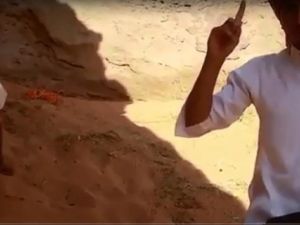 الفيديو يظهر رجلا يحمل مدفعا رشاشا ورجلا آخر مكبلا اليدين وقد بدت عليه علامات الذعر